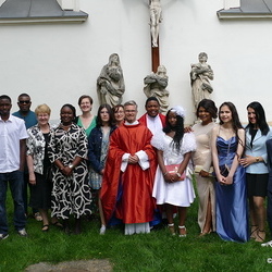 Gruppenbild mit Priester