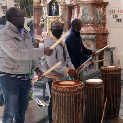 Einzug mit ruandesischen Trommlern